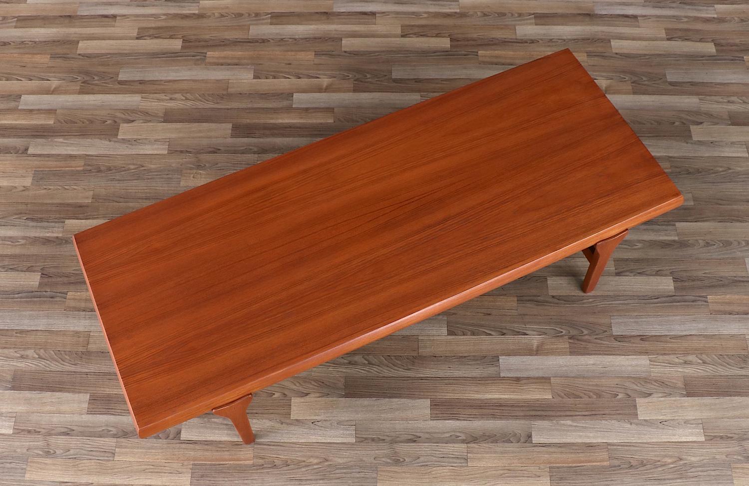 Expertly Restored - Johannes Andersen Extending Teak Coffee Table For Sale 4