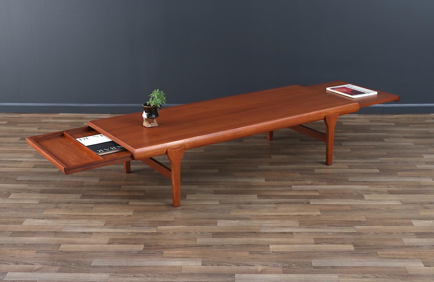 Mid-Century Modern Expertly Restored - Johannes Andersen Extending Teak Coffee Table For Sale