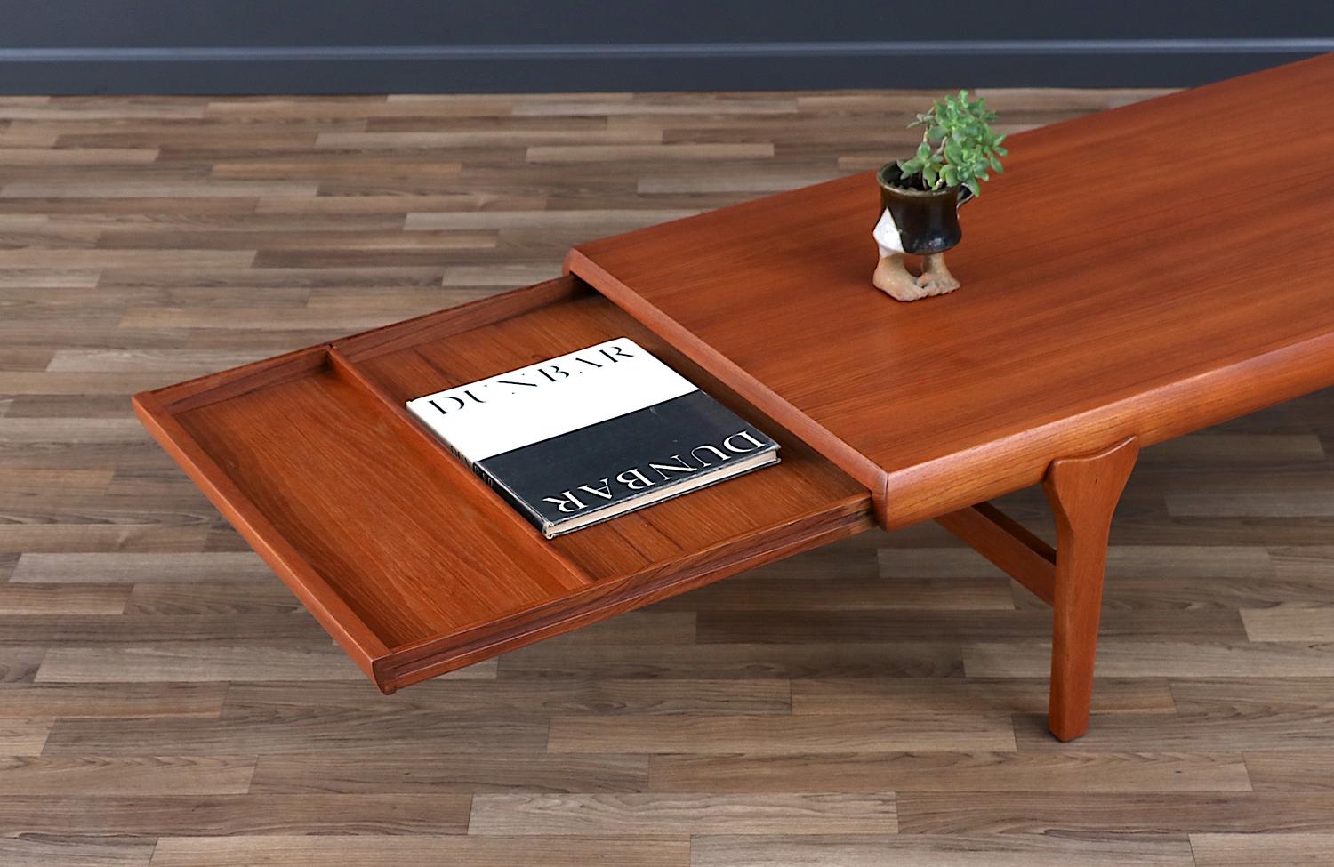 Danish Expertly Restored - Johannes Andersen Extending Teak Coffee Table For Sale