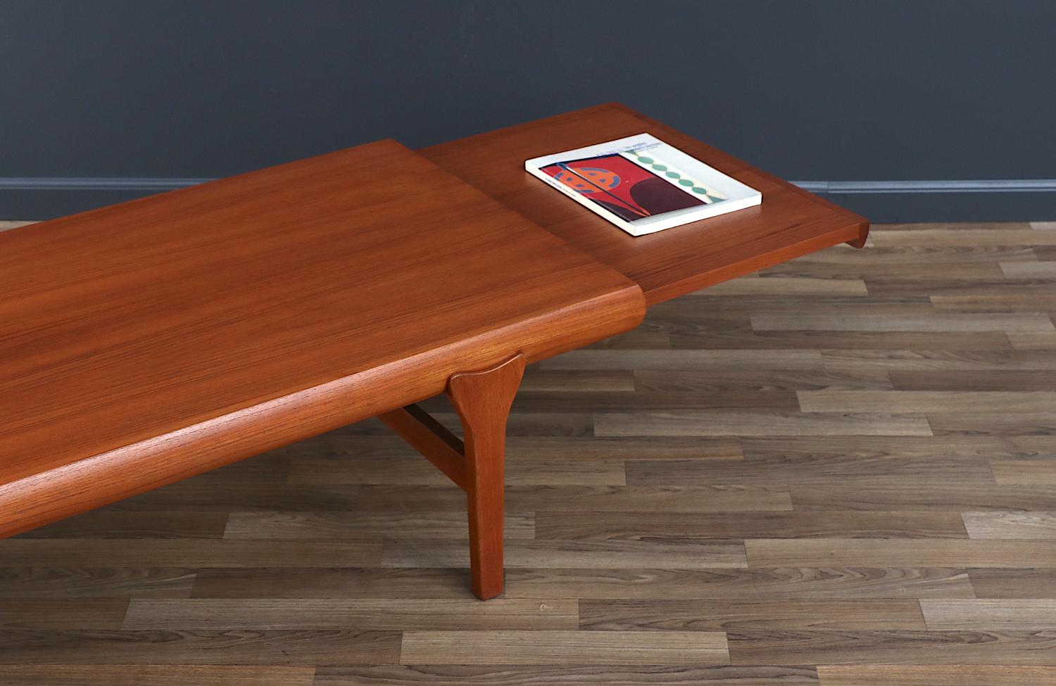 Expertly Restored - Johannes Andersen Extending Teak Coffee Table In Excellent Condition For Sale In Los Angeles, CA