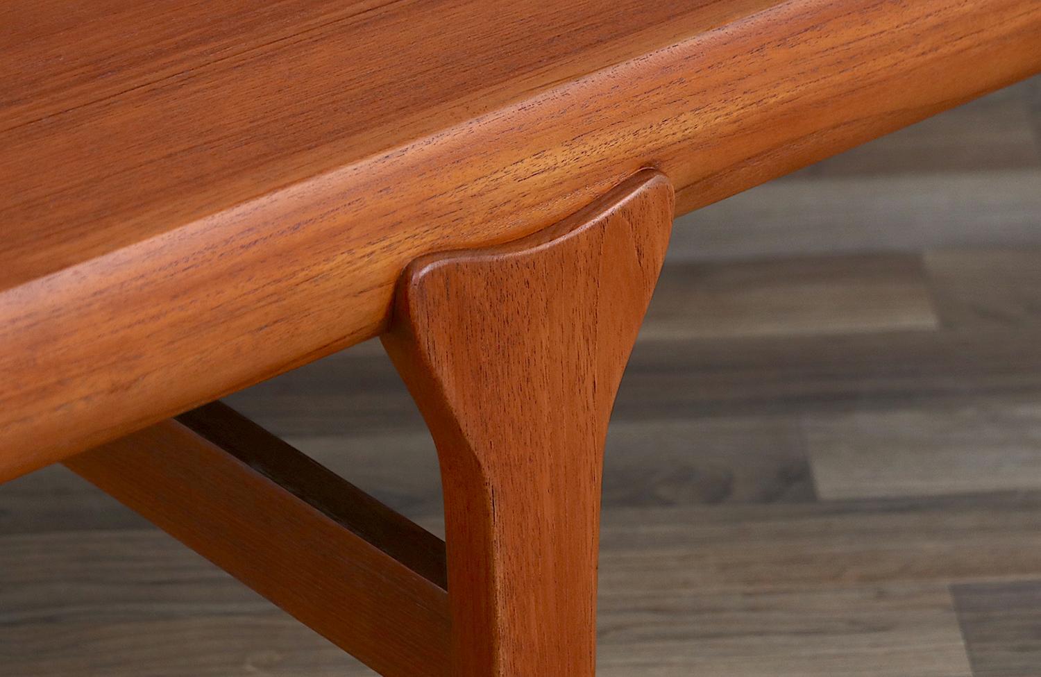 Mid-20th Century Expertly Restored - Johannes Andersen Extending Teak Coffee Table For Sale