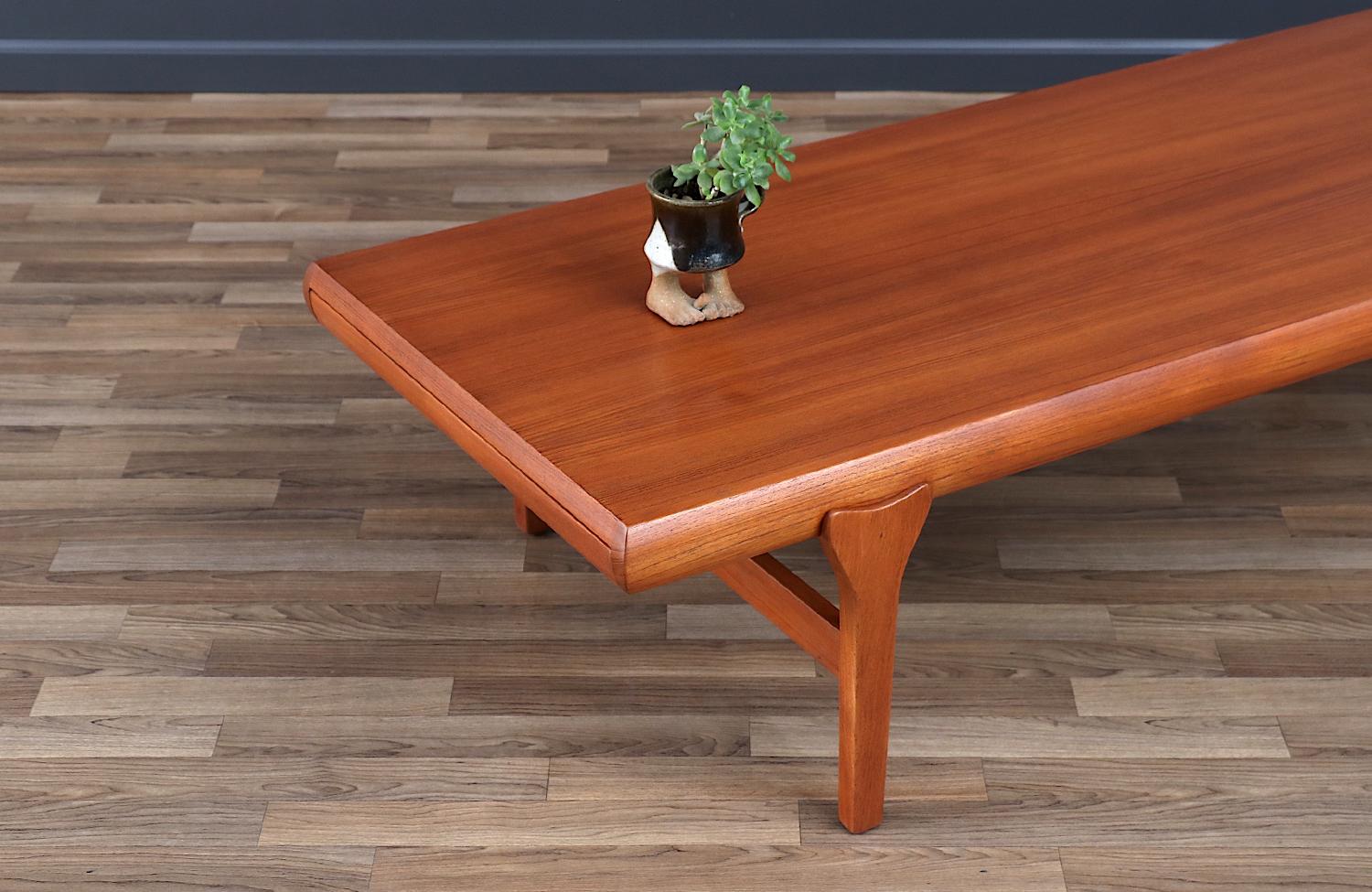 Expertly Restored - Johannes Andersen Extending Teak Coffee Table For Sale 1