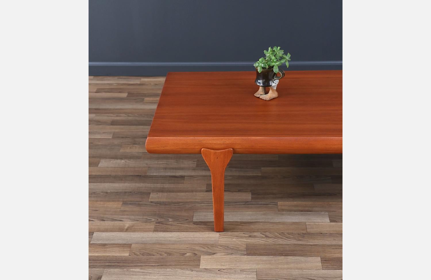 Expertly Restored - Johannes Andersen Extending Teak Coffee Table For Sale 2