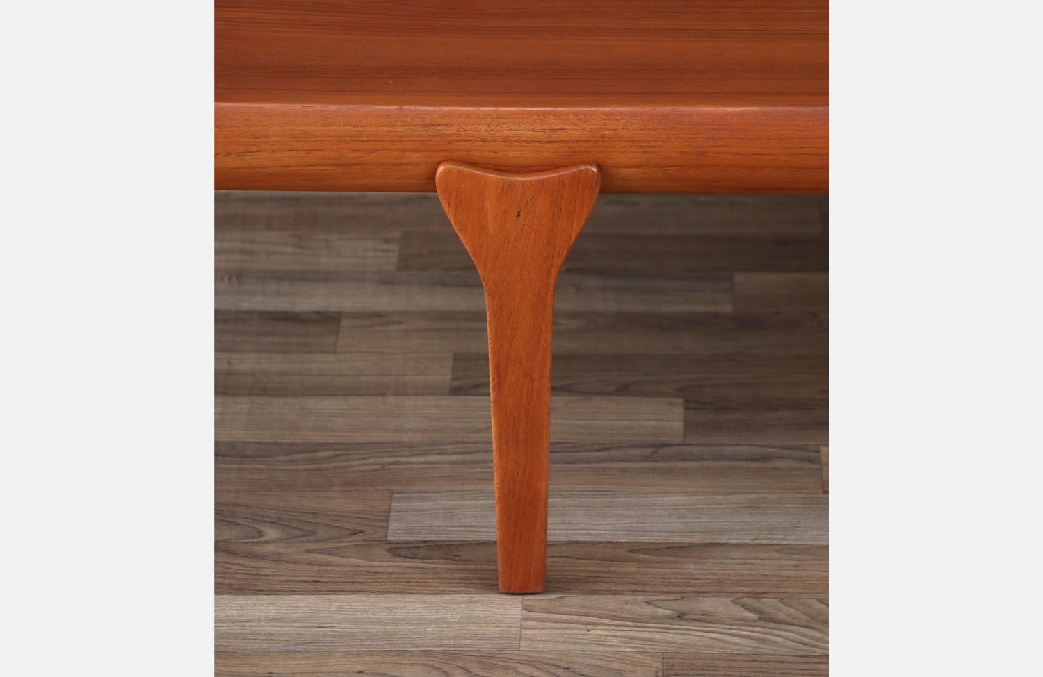 Expertly Restored - Johannes Andersen Extending Teak Coffee Table For Sale 3