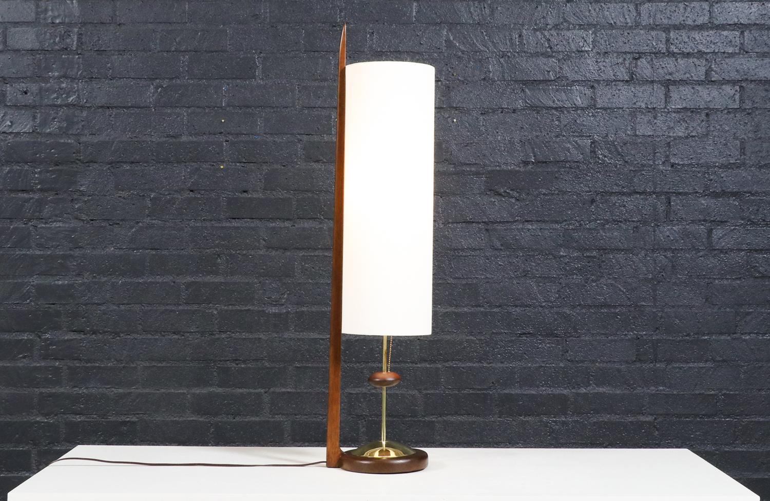 Materiales
Korina Wood, Nueva Pantalla de Lino, Latón Pulido

________________________________________

Transformar un mueble moderno de mediados de siglo es como revivir la historia, y nosotros lo hacemos con pasión y precisión. Con más de 17 años