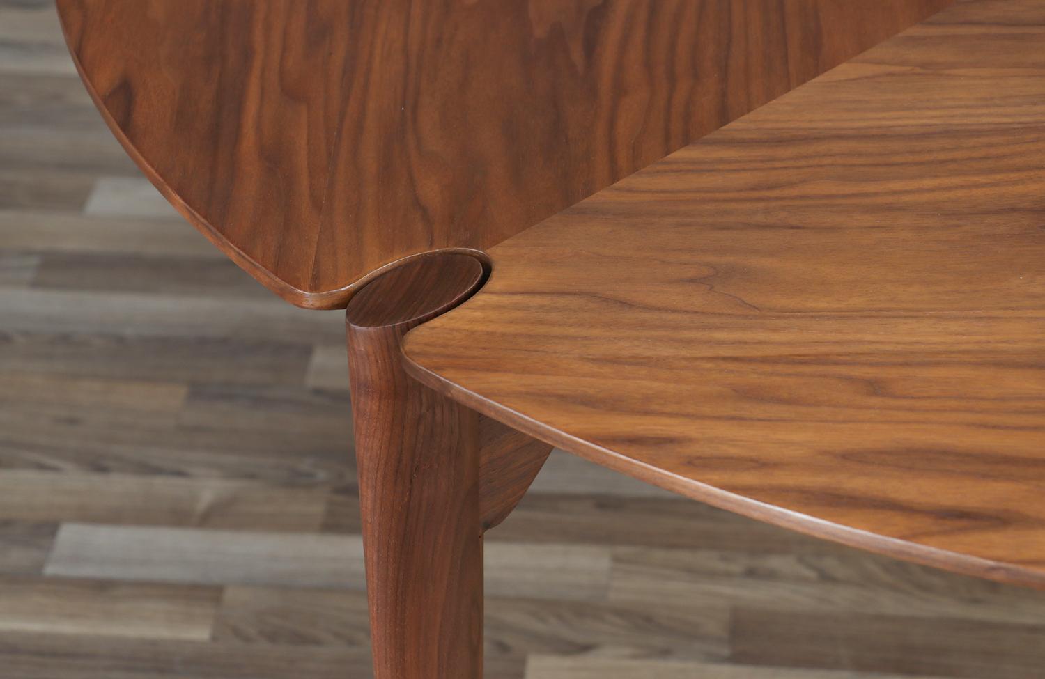 Expertly Restored - John Keal Sculpted Walnut Dining Table for Brown Saltman In Excellent Condition In Los Angeles, CA
