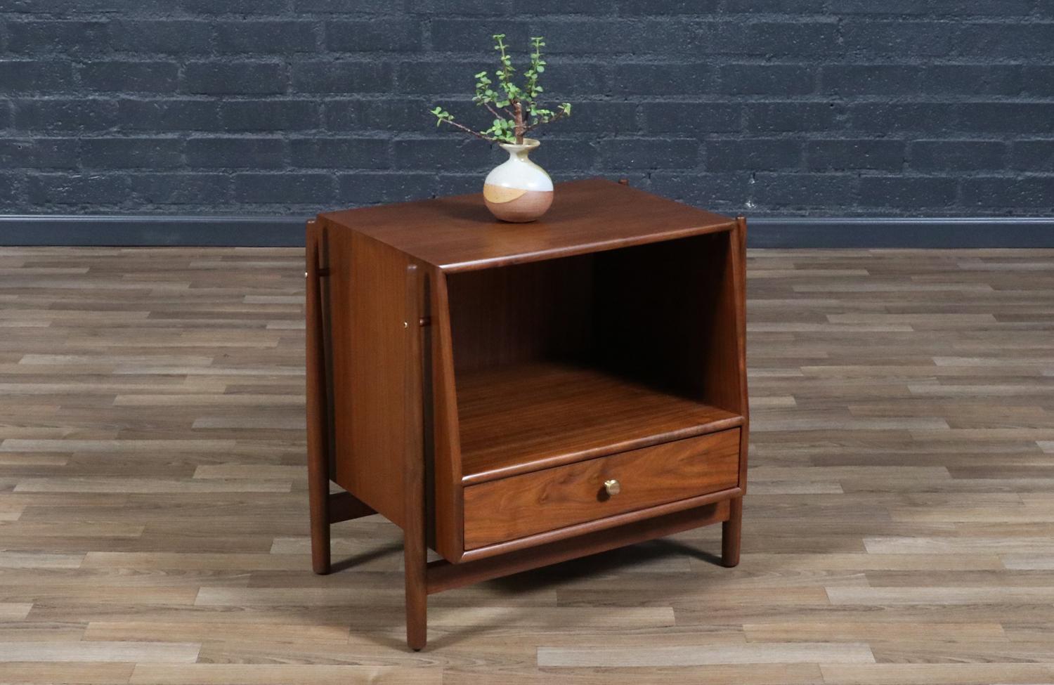Ottone Sapientemente restaurato - Comodini in noce Kipp Stewart 