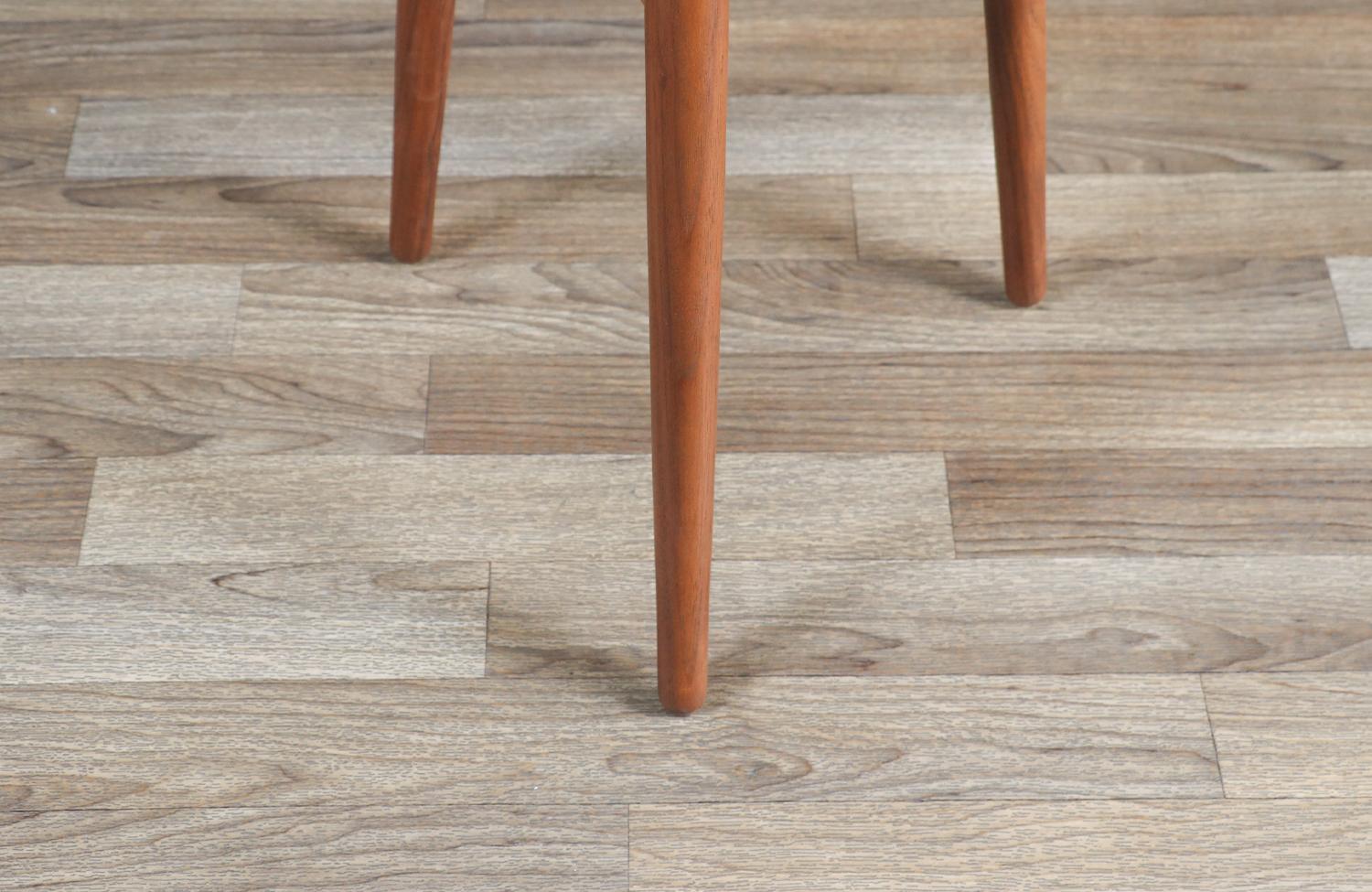 Restaurada por expertos - Mesa auxiliar de tres patas Kipp Stewart para Winchendon Furniture Co. en venta 3
