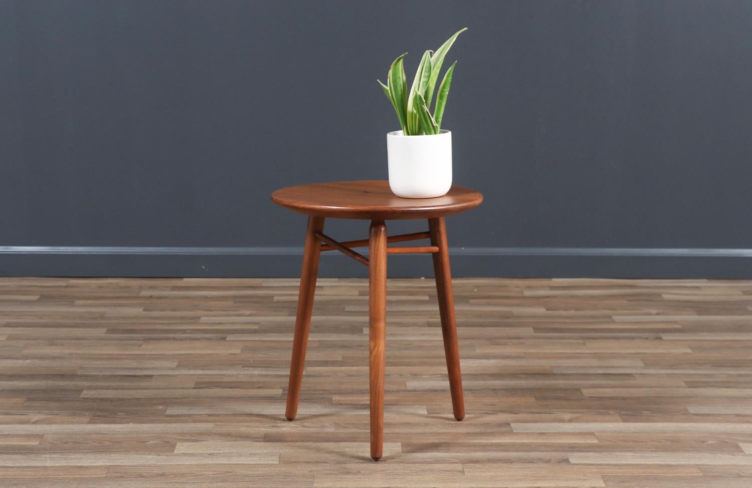 ________________________________________

Transformar un mueble moderno de mediados de siglo es como revivir la historia, y nosotros lo hacemos con pasión y precisión. Con más de 17 años de experiencia artesanal, nuestro estudio de Los Ángeles es un