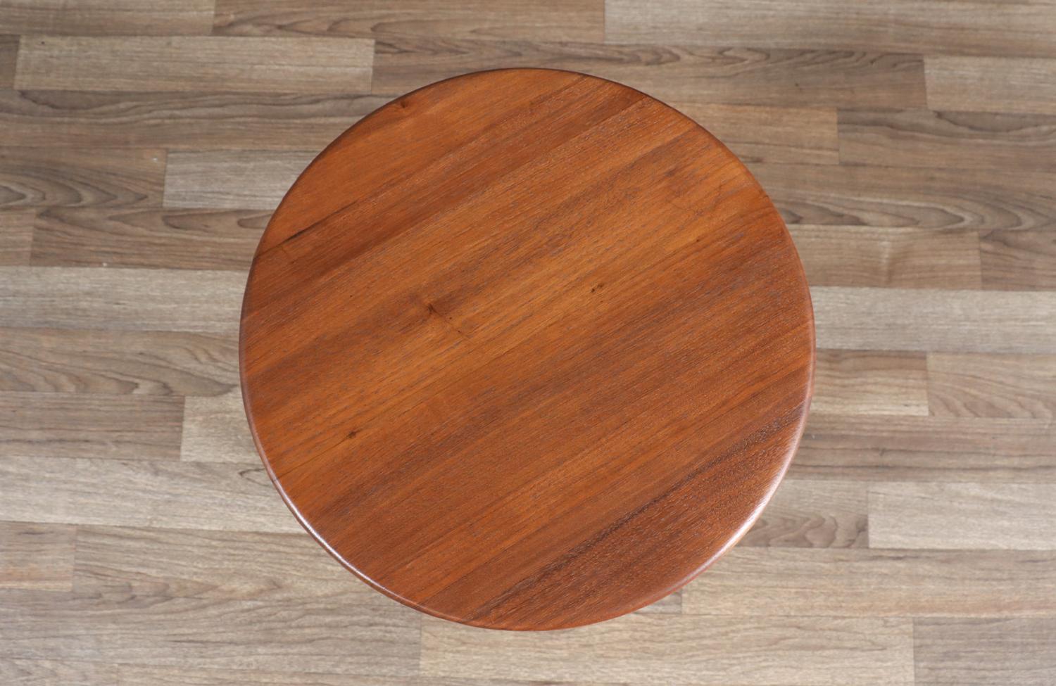 Restaurada por expertos - Mesa auxiliar de tres patas Kipp Stewart para Winchendon Furniture Co. Moderno de mediados de siglo en venta