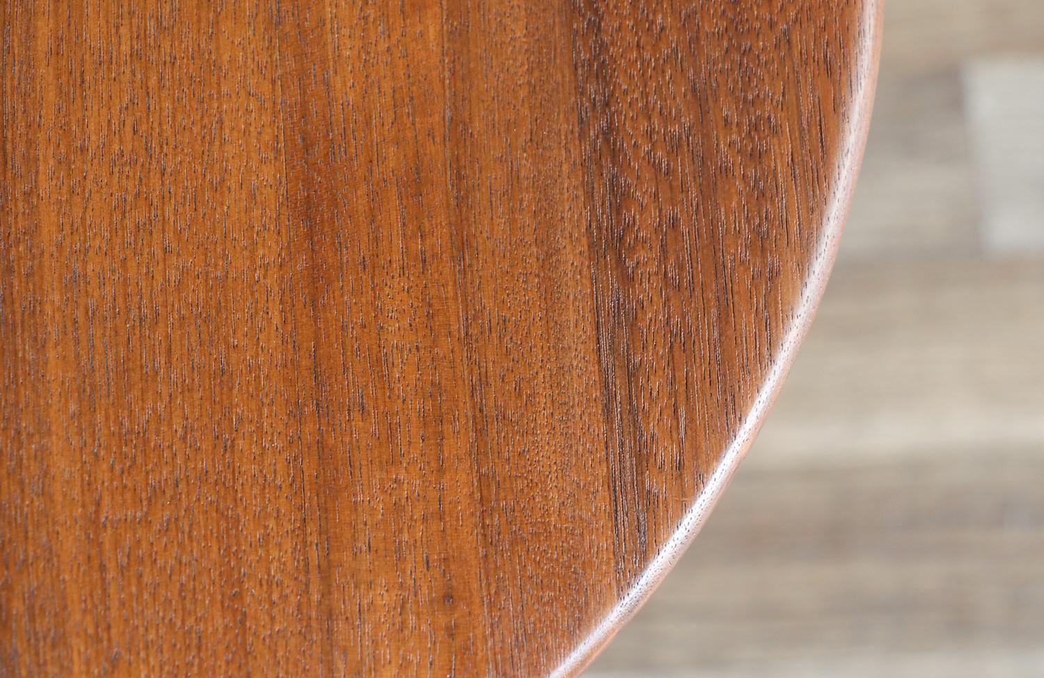 Restaurada por expertos - Mesa auxiliar de tres patas Kipp Stewart para Winchendon Furniture Co. Estadounidense en venta