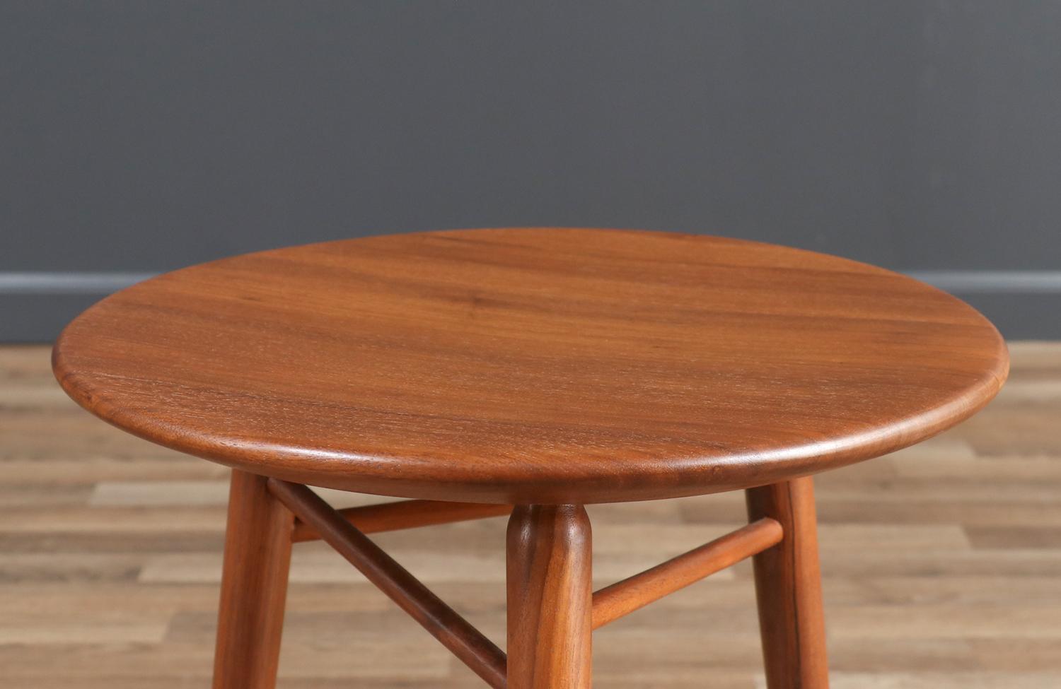 Restaurada por expertos - Mesa auxiliar de tres patas Kipp Stewart para Winchendon Furniture Co. en Excelente estado para la venta en Los Angeles, CA