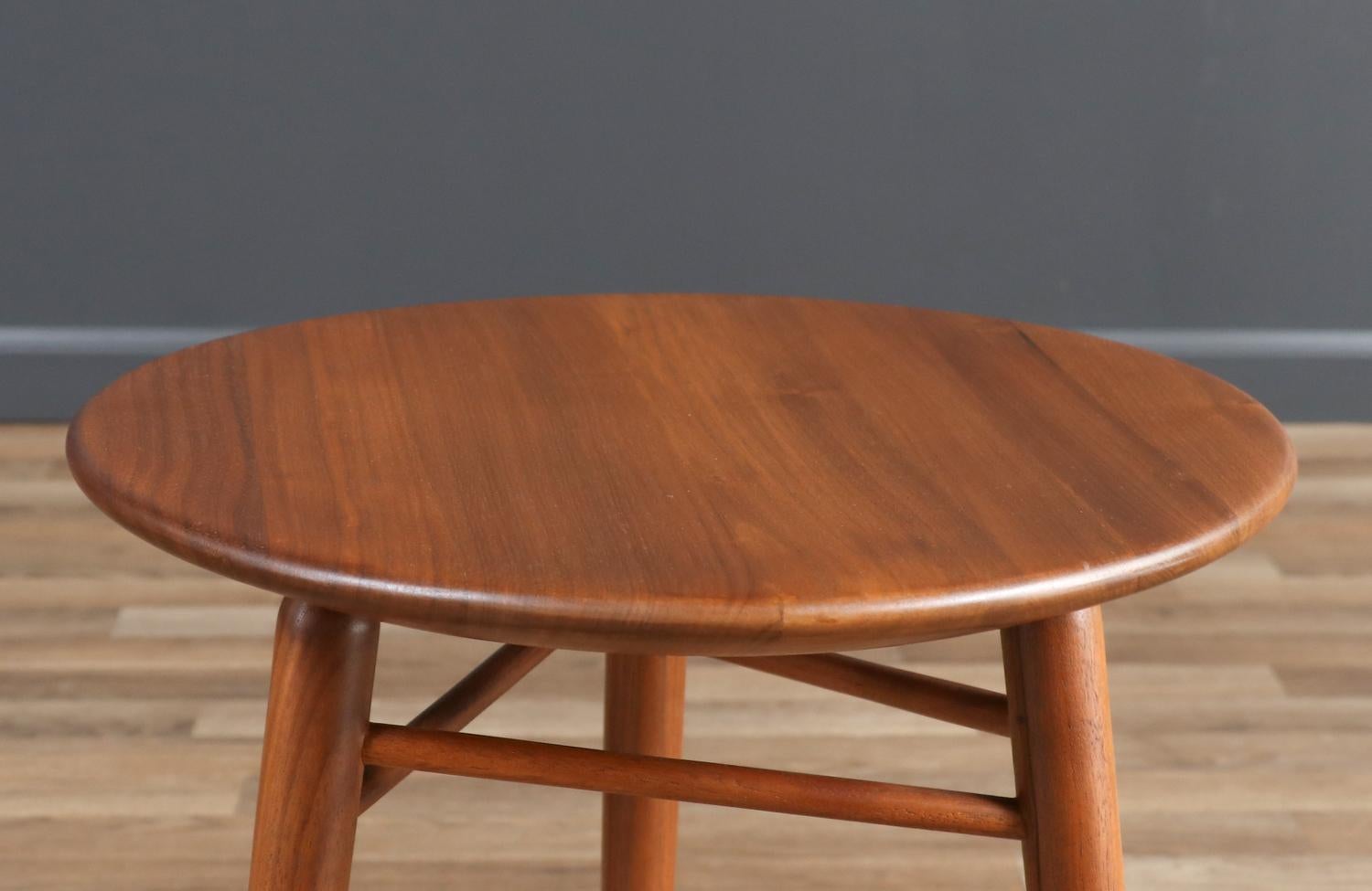 Restaurada por expertos - Mesa auxiliar de tres patas Kipp Stewart para Winchendon Furniture Co. mediados del siglo XX en venta