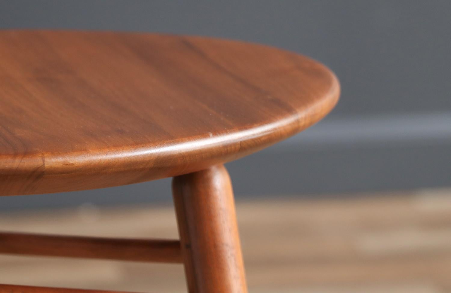 Restaurada por expertos - Mesa auxiliar de tres patas Kipp Stewart para Winchendon Furniture Co. Madera en venta