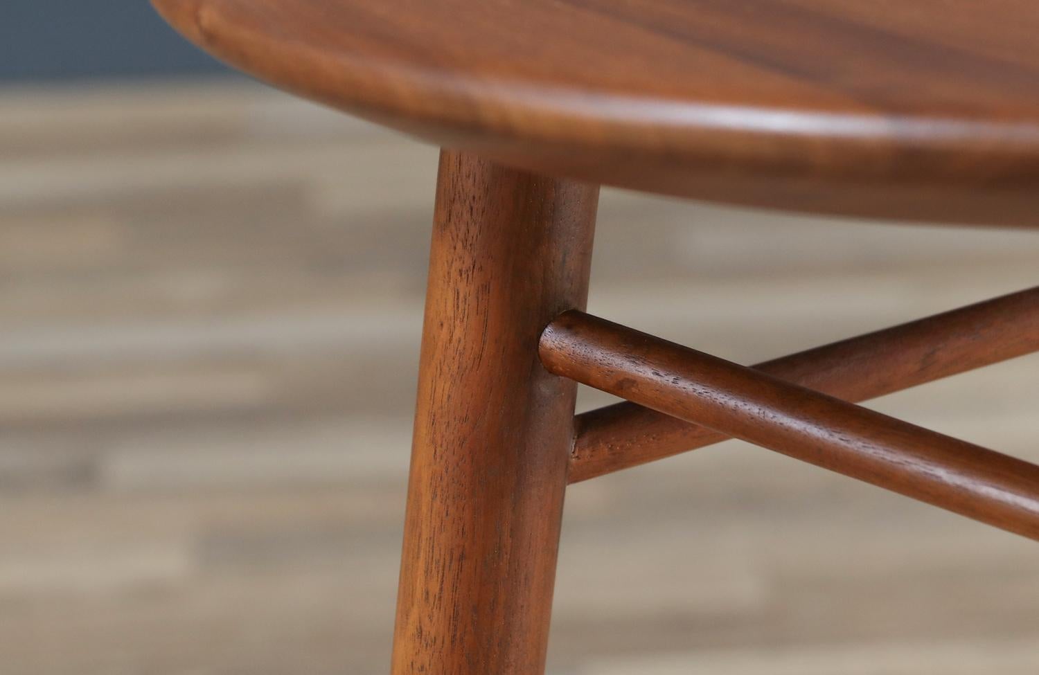Restaurada por expertos - Mesa auxiliar de tres patas Kipp Stewart para Winchendon Furniture Co. en venta 1
