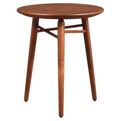 Restaurada por expertos - Mesa auxiliar de tres patas Kipp Stewart para Winchendon Furniture Co.