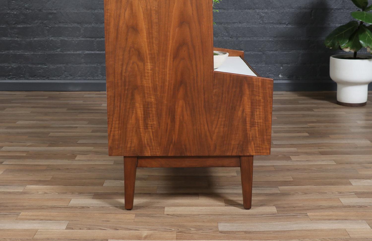 Restaurada por expertos - Estantería Kipp Stewart lacada en dos tonos y de nogal Madera en venta