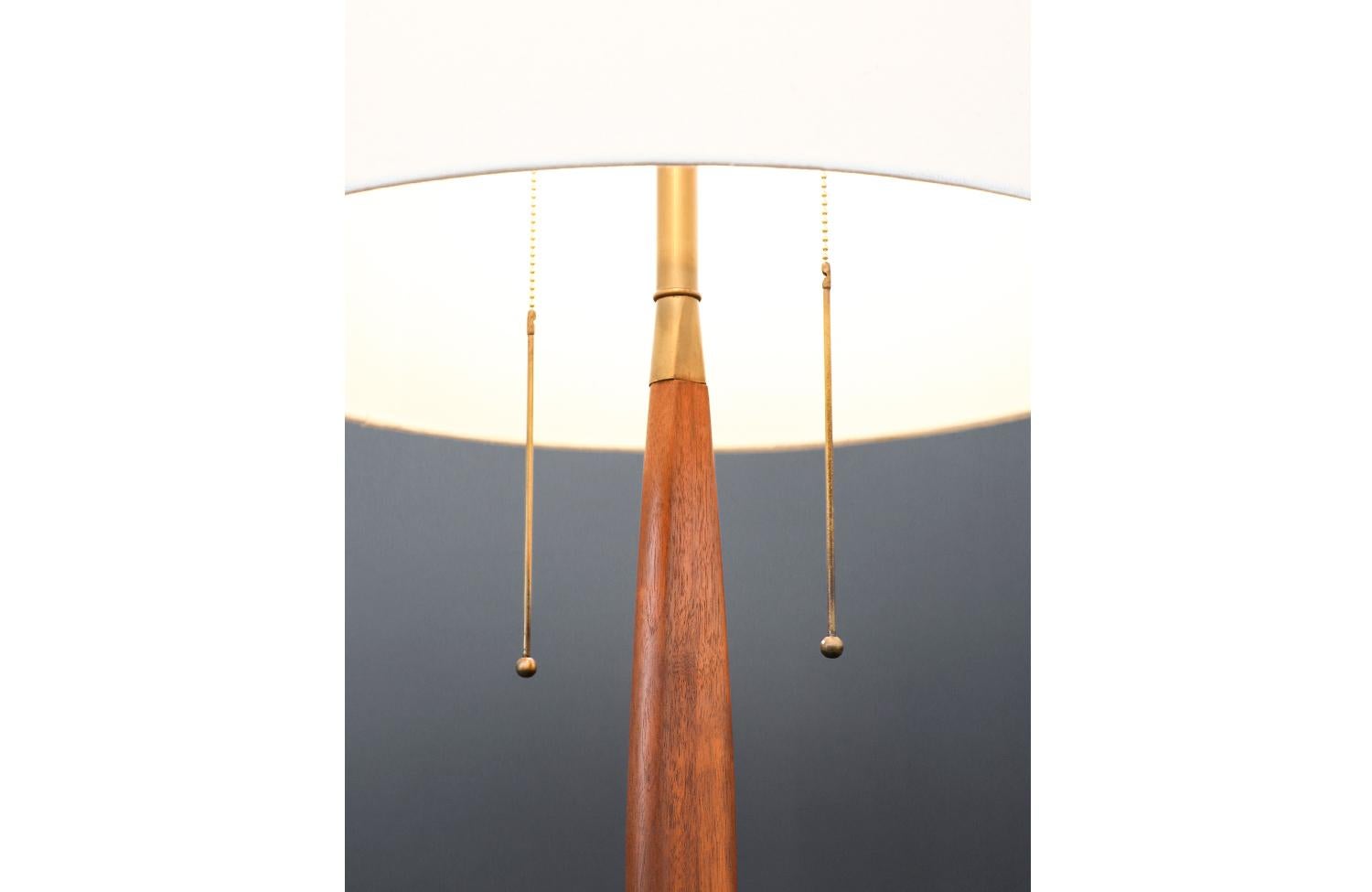 Expertly Restored - Laurel Sculpted Walnut & Brass Floor Lamp  In Excellent Condition For Sale In Los Angeles, CA