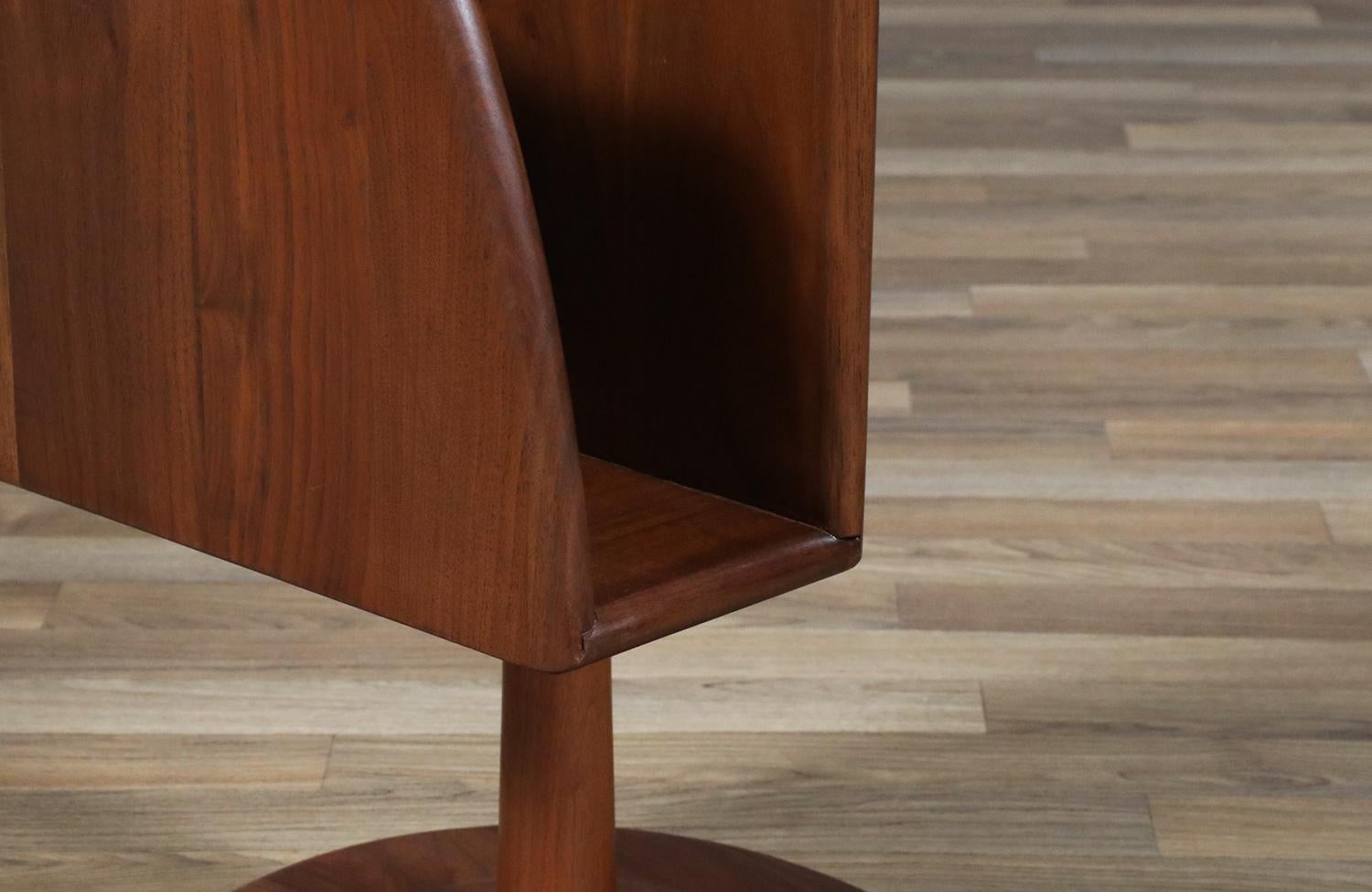 Expertly Restored - Laurel Walnut Floor Lamp w/ Magazine Holder & Tray Table For Sale 3