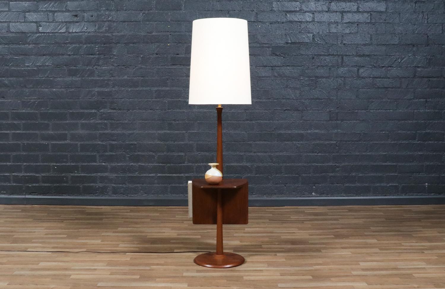 Expertly Restored - Laurel Walnut Floor Lamp w/ Magazine Holder & Tray Table In Excellent Condition For Sale In Los Angeles, CA