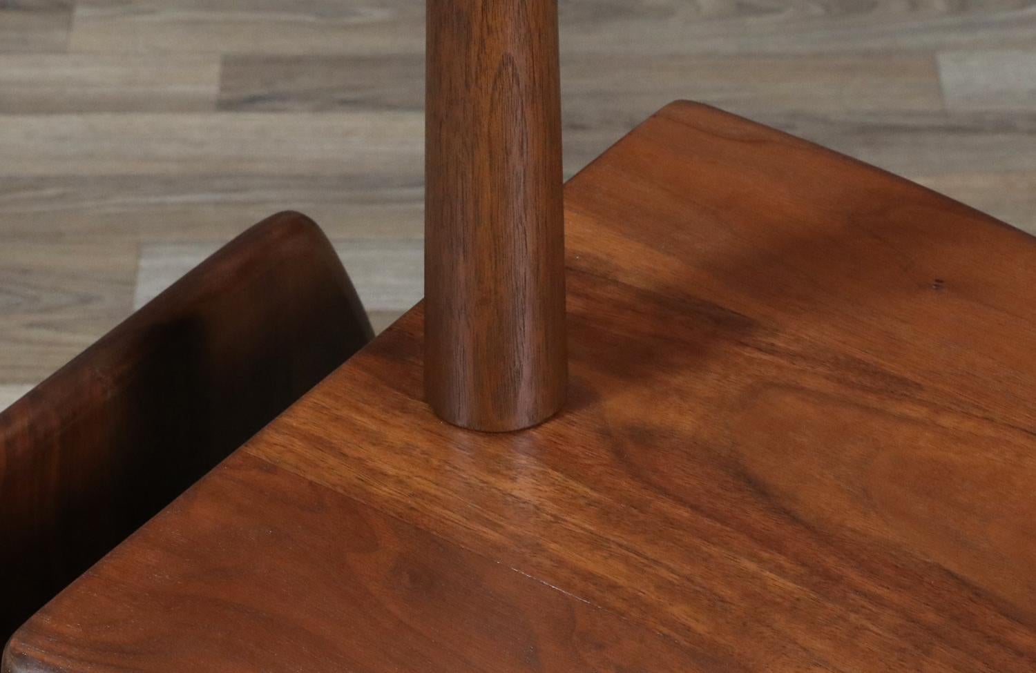 Expertly Restored - Laurel Walnut Floor Lamp w/ Magazine Holder & Tray Table For Sale 2