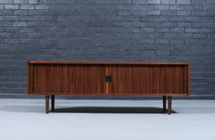 Restaurada por expertos - Credenza baja con puerta de persiana Merton L. Gershun para Dillingham