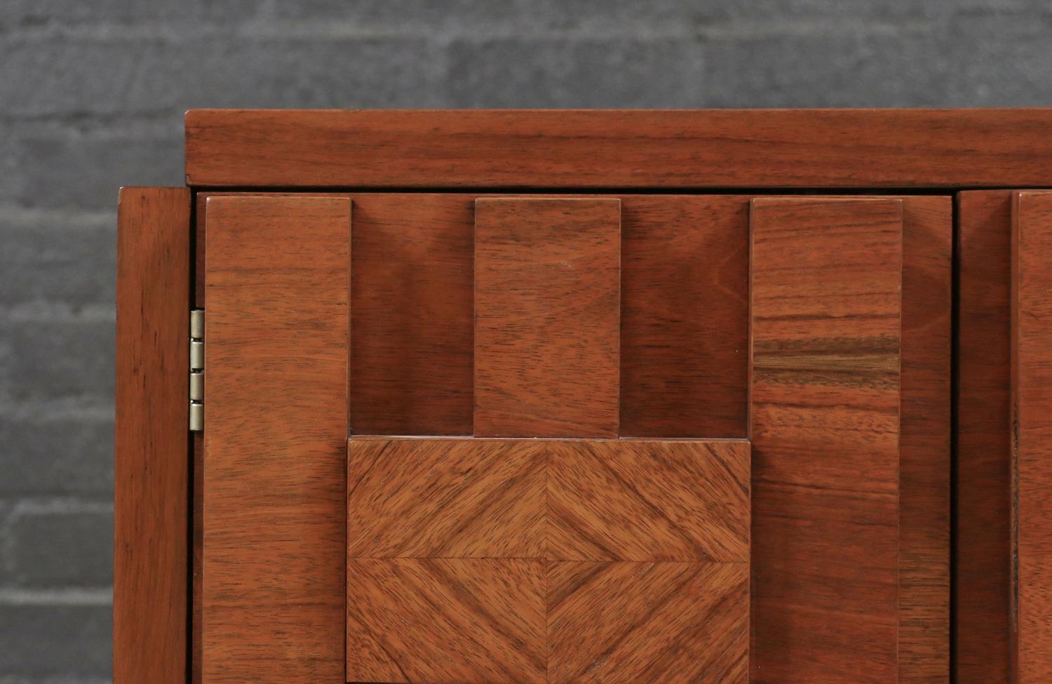 Fachmännisch restauriert – Mid-Century Brutalistische moderne Nachttische „Staccato“ von Lane, Mid-Century Modern (Walnuss)
