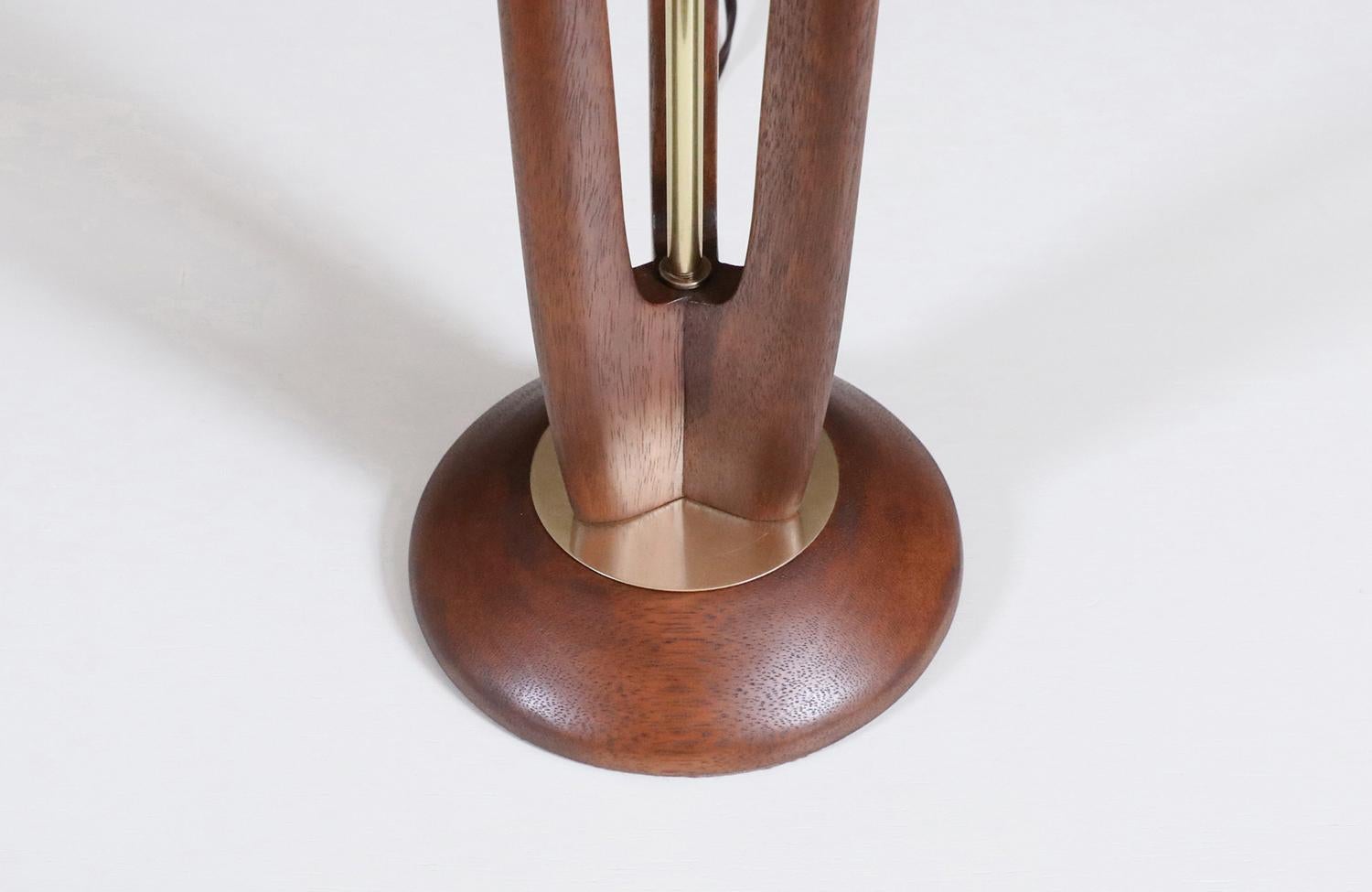 Fachmännisch restaurierte moderne kalifornische Tischlampe von Modeline aus der Mitte des Jahrhunderts im Angebot 4