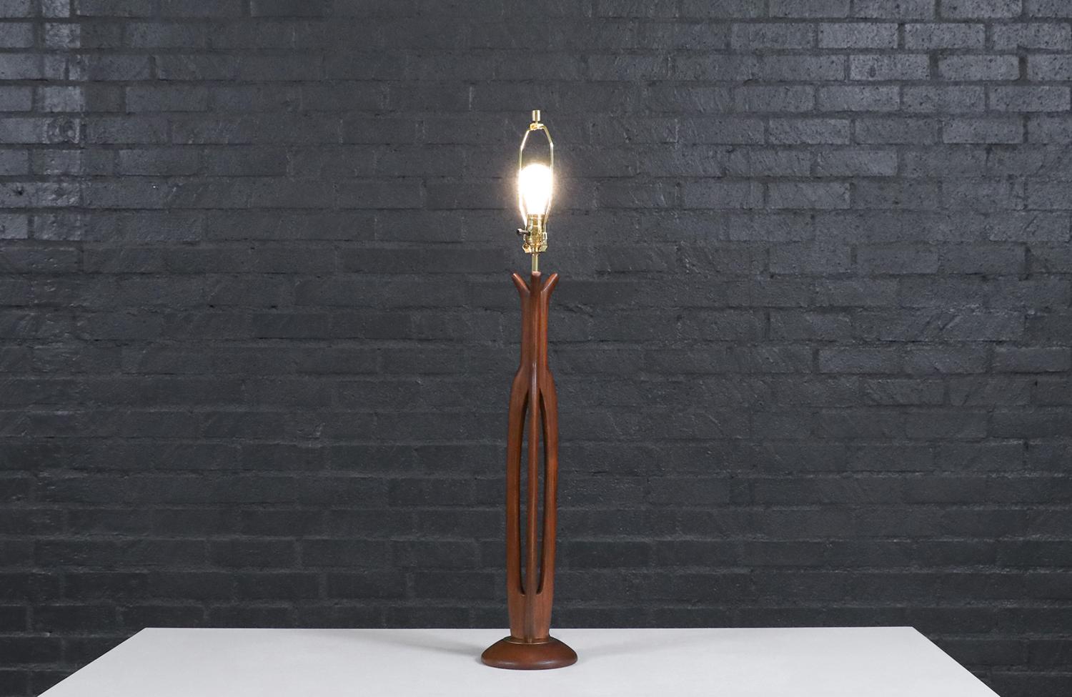 Fachmännisch restaurierte moderne kalifornische Tischlampe von Modeline aus der Mitte des Jahrhunderts (Moderne der Mitte des Jahrhunderts) im Angebot