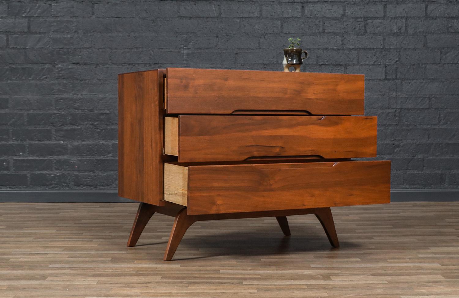 Mid-Century moderno Cassapanca in legno di noce scolpito, restaurata con perizia, della metà del secolo scorso. in vendita