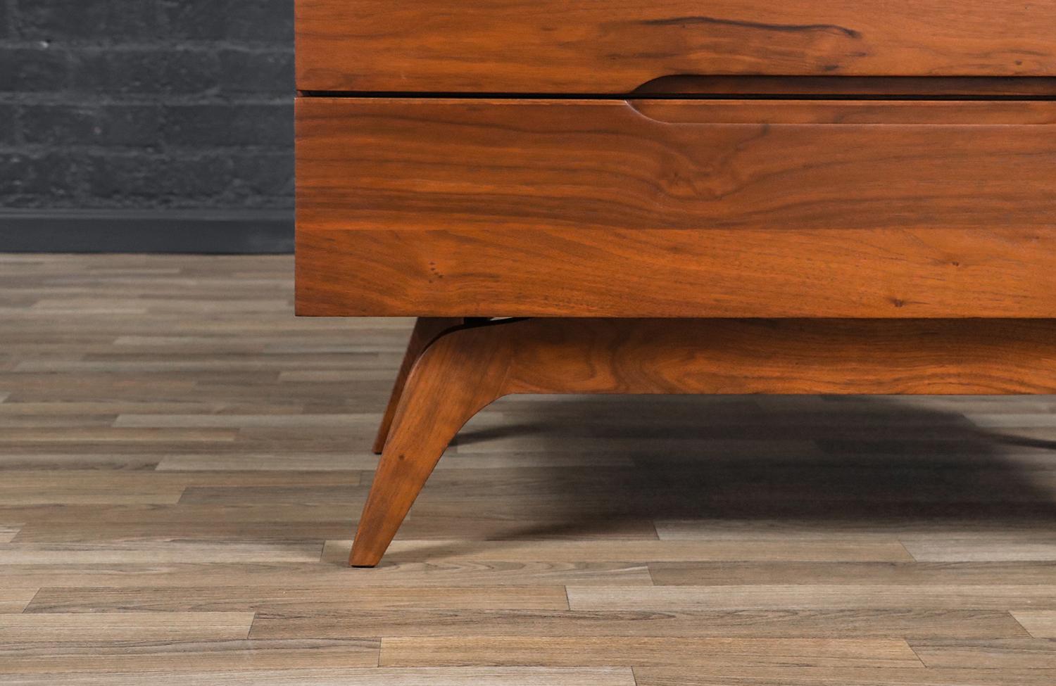 Noce Cassapanca in legno di noce scolpito, restaurata con perizia, della metà del secolo scorso. in vendita