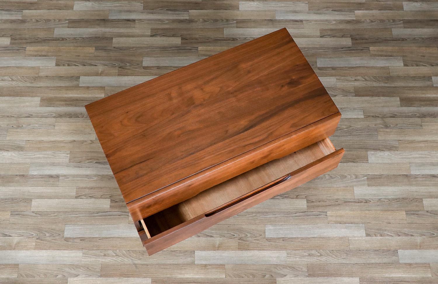 Cassapanca in legno di noce scolpito, restaurata con perizia, della metà del secolo scorso. in vendita 1
