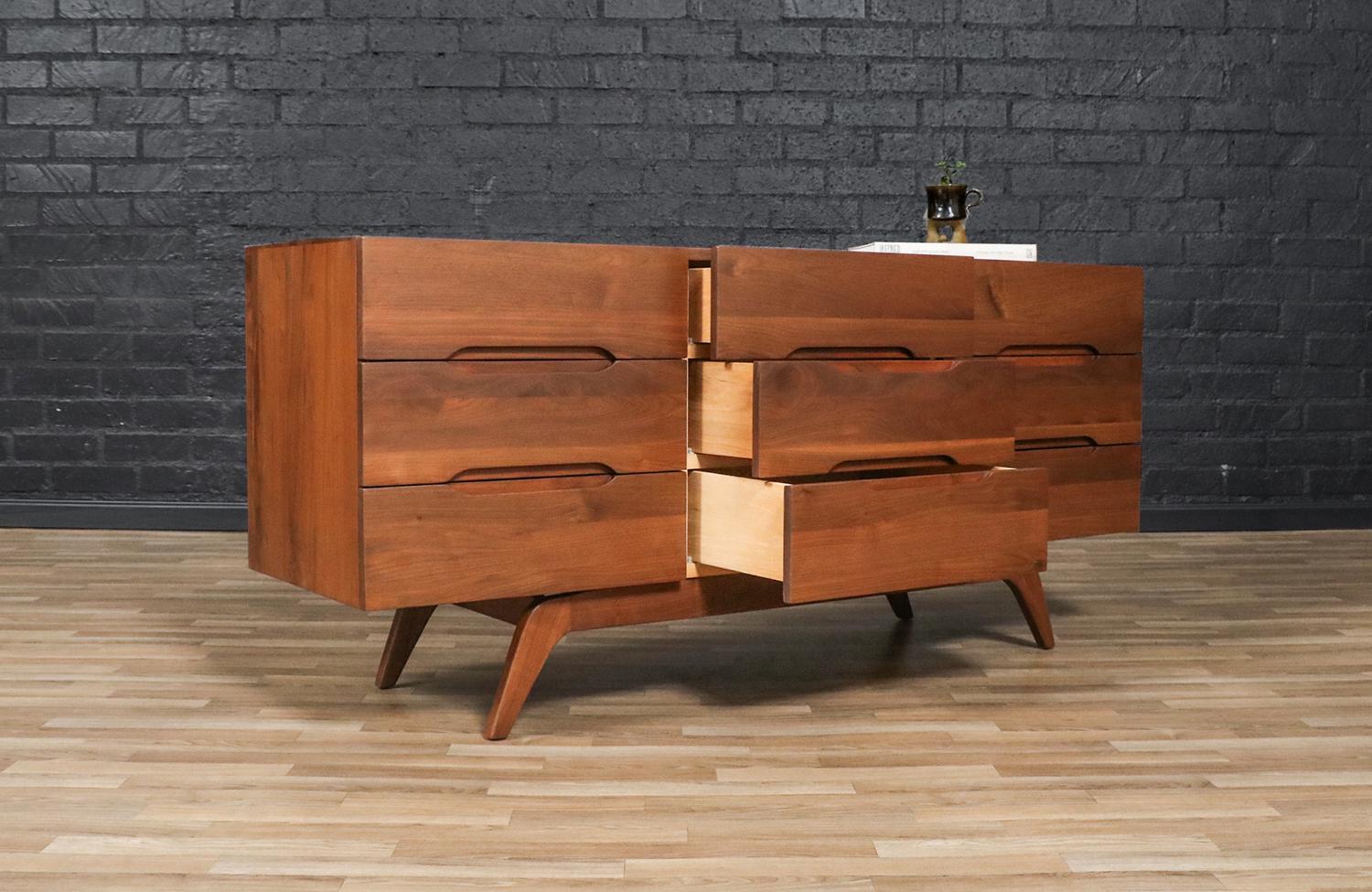 Mid-Century Modern Expertly Restored - Mid-Century Californian Modern Sculpted Walnut Dresser For Sale