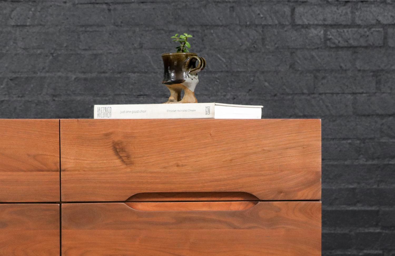 Expertly Restored - Mid-Century Californian Modern Sculpted Walnut Dresser In Excellent Condition For Sale In Los Angeles, CA