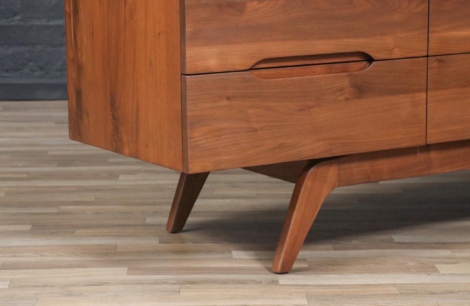 Mid-20th Century Expertly Restored - Mid-Century Californian Modern Sculpted Walnut Dresser For Sale