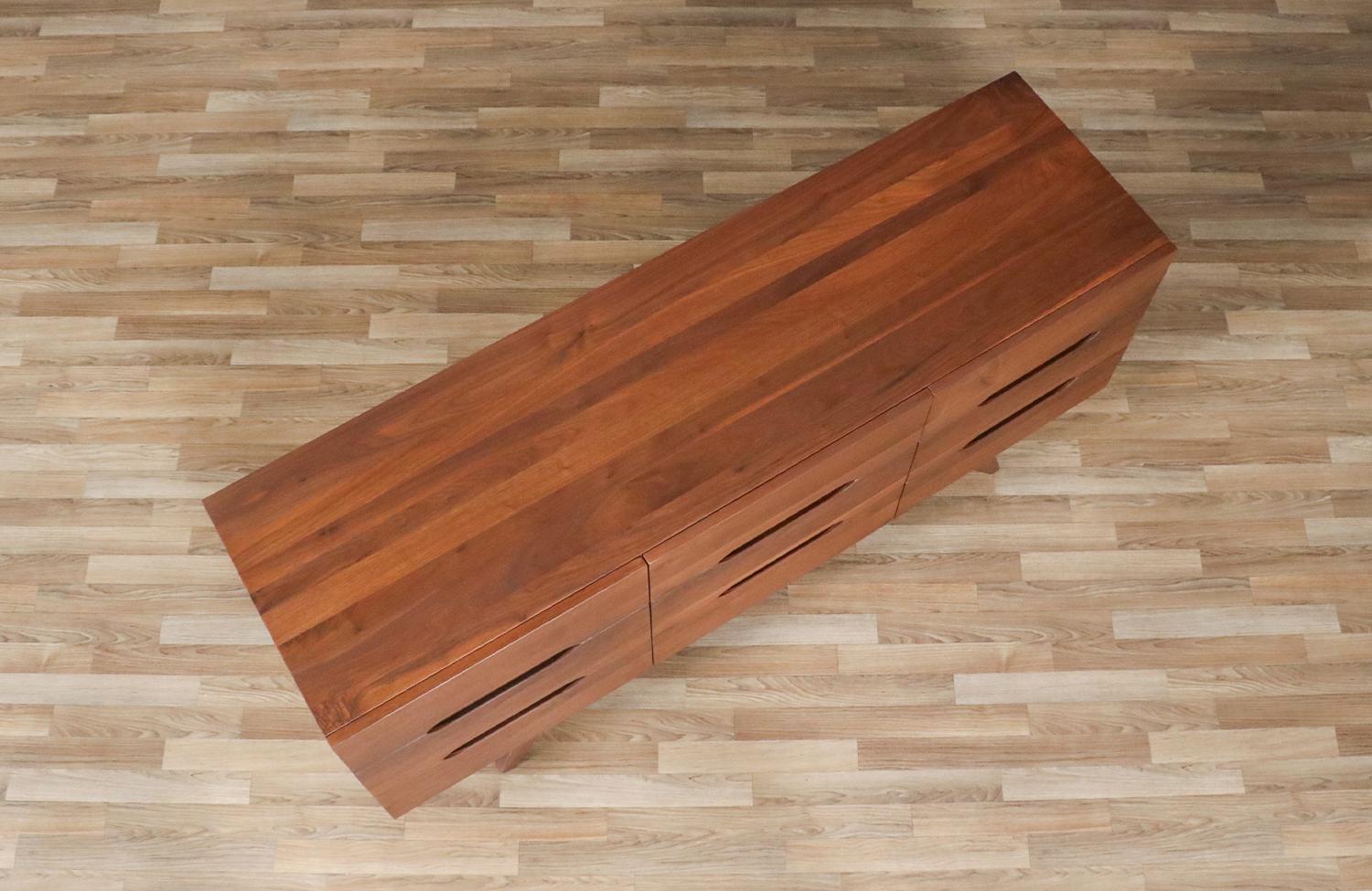 Expertly Restored - Mid-Century Californian Modern Sculpted Walnut Dresser For Sale 1