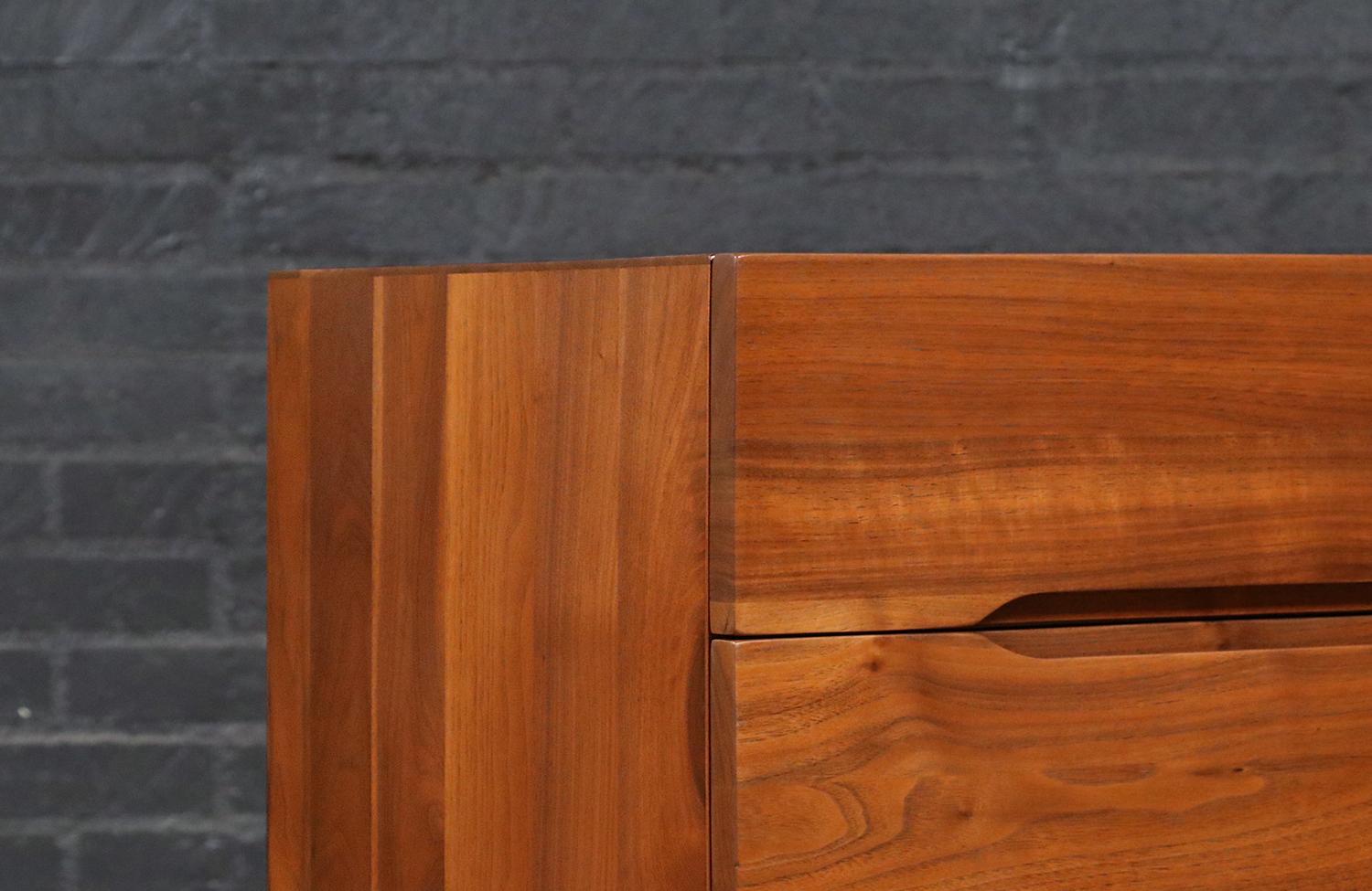 Expertly Restored - Mid-Century Californian Modernist Sculpted Walnut Dresser For Sale 3