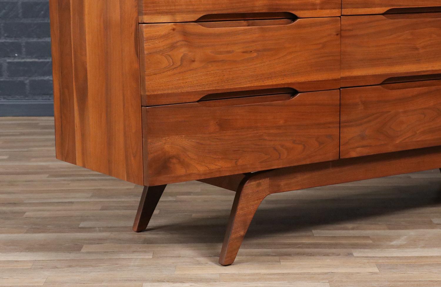 Expertly Restored - Mid-Century Californian Modernist Sculpted Walnut Dresser For Sale 4