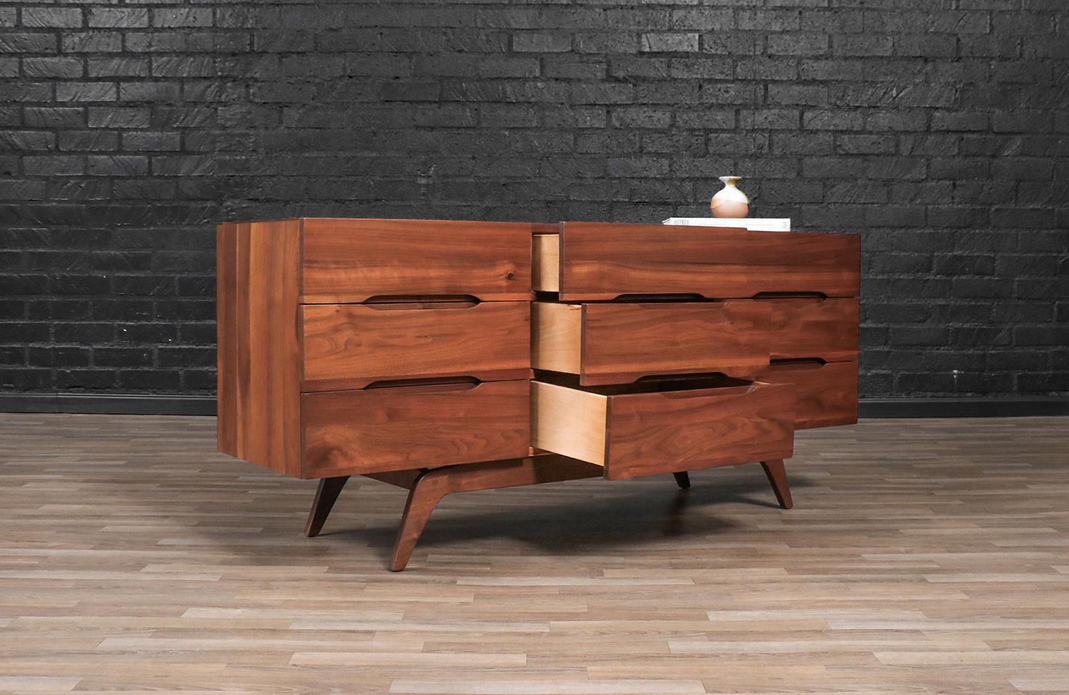 Fachmännisch restauriert - Kalifornischer Modernist der Jahrhundertmitte, geschnitzte Nussbaumkommode (Moderne der Mitte des Jahrhunderts) im Angebot