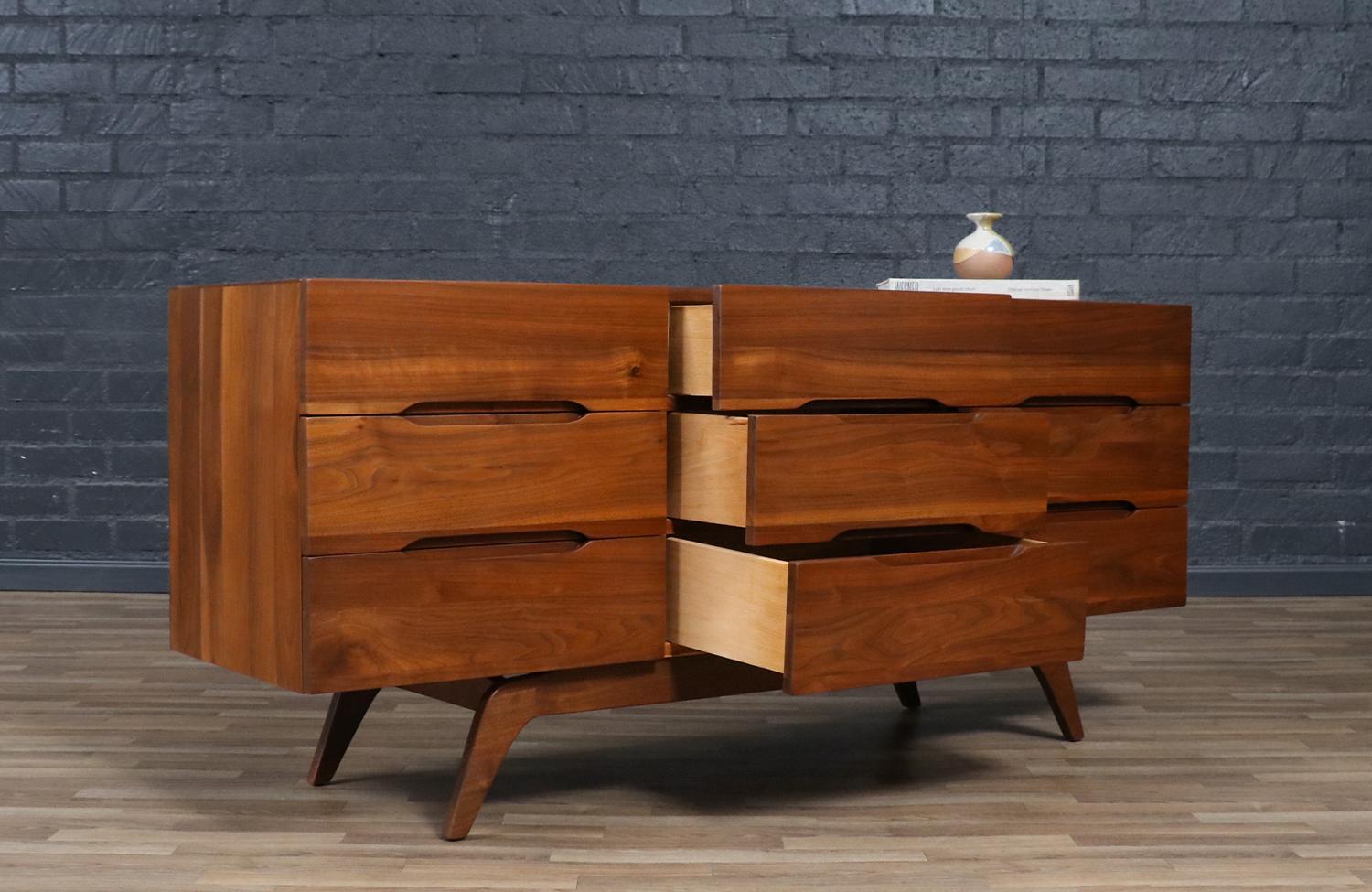 Mid-Century Modern Expertly Restored - Mid-Century Californian Modernist Sculpted Walnut Dresser For Sale