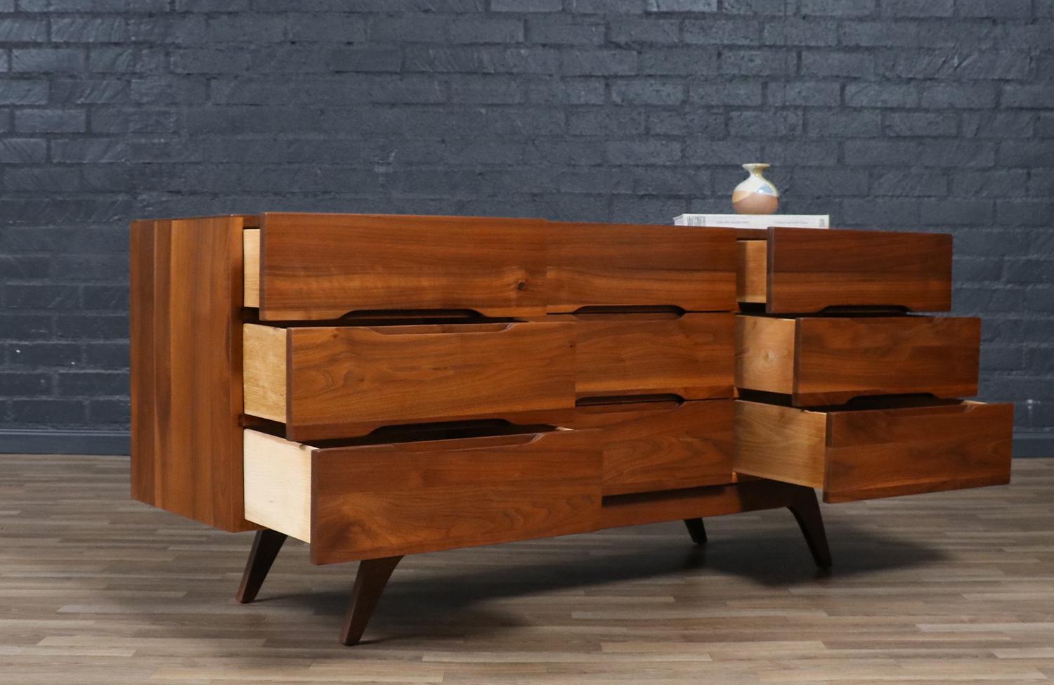 American Expertly Restored - Mid-Century Californian Modernist Sculpted Walnut Dresser For Sale