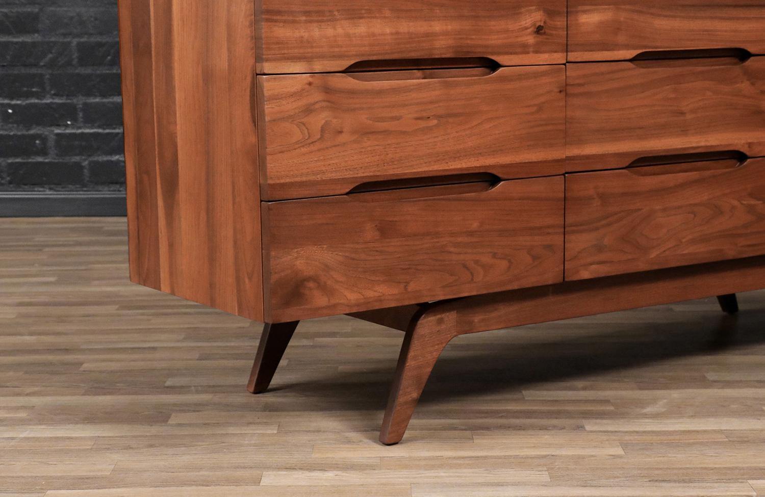 Fachmännisch restauriert - Kalifornischer Modernist der Jahrhundertmitte, geschnitzte Nussbaumkommode im Zustand „Hervorragend“ im Angebot in Los Angeles, CA