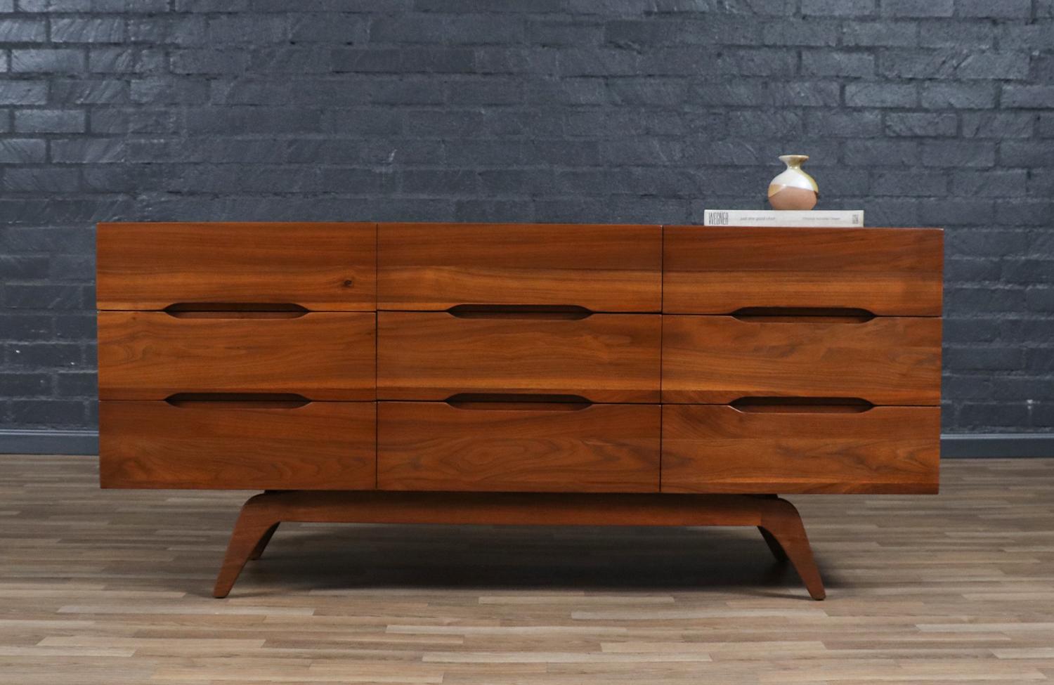 Expertly Restored - Mid-Century Californian Modernist Sculpted Walnut Dresser In Excellent Condition For Sale In Los Angeles, CA