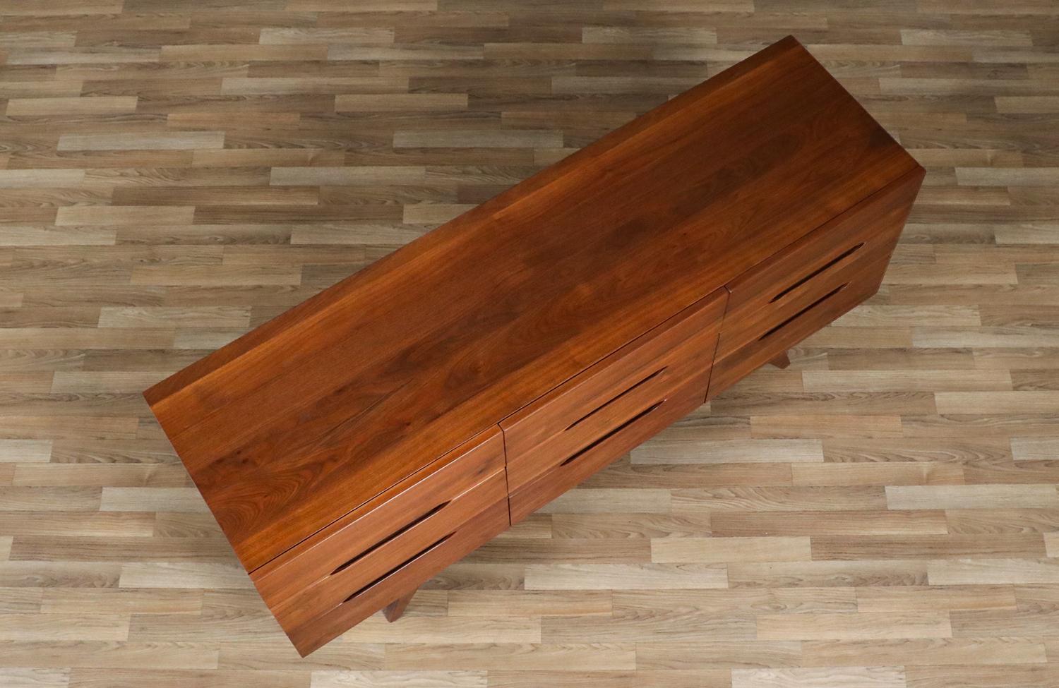 Mid-20th Century Expertly Restored - Mid-Century Californian Modernist Sculpted Walnut Dresser For Sale