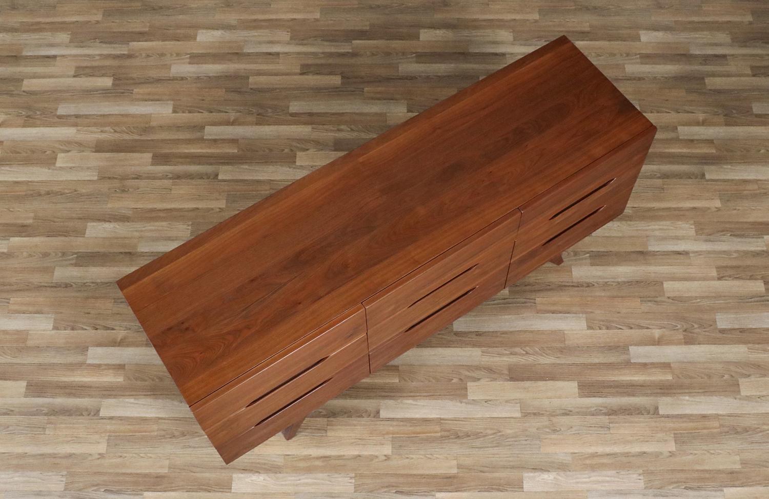 Fachmännisch restauriert - Kalifornischer Modernist der Jahrhundertmitte, geschnitzte Nussbaumkommode (Walnuss) im Angebot