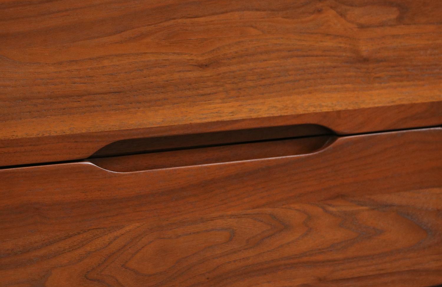 Expertly Restored - Mid-Century Californian Modernist Sculpted Walnut Dresser For Sale 1