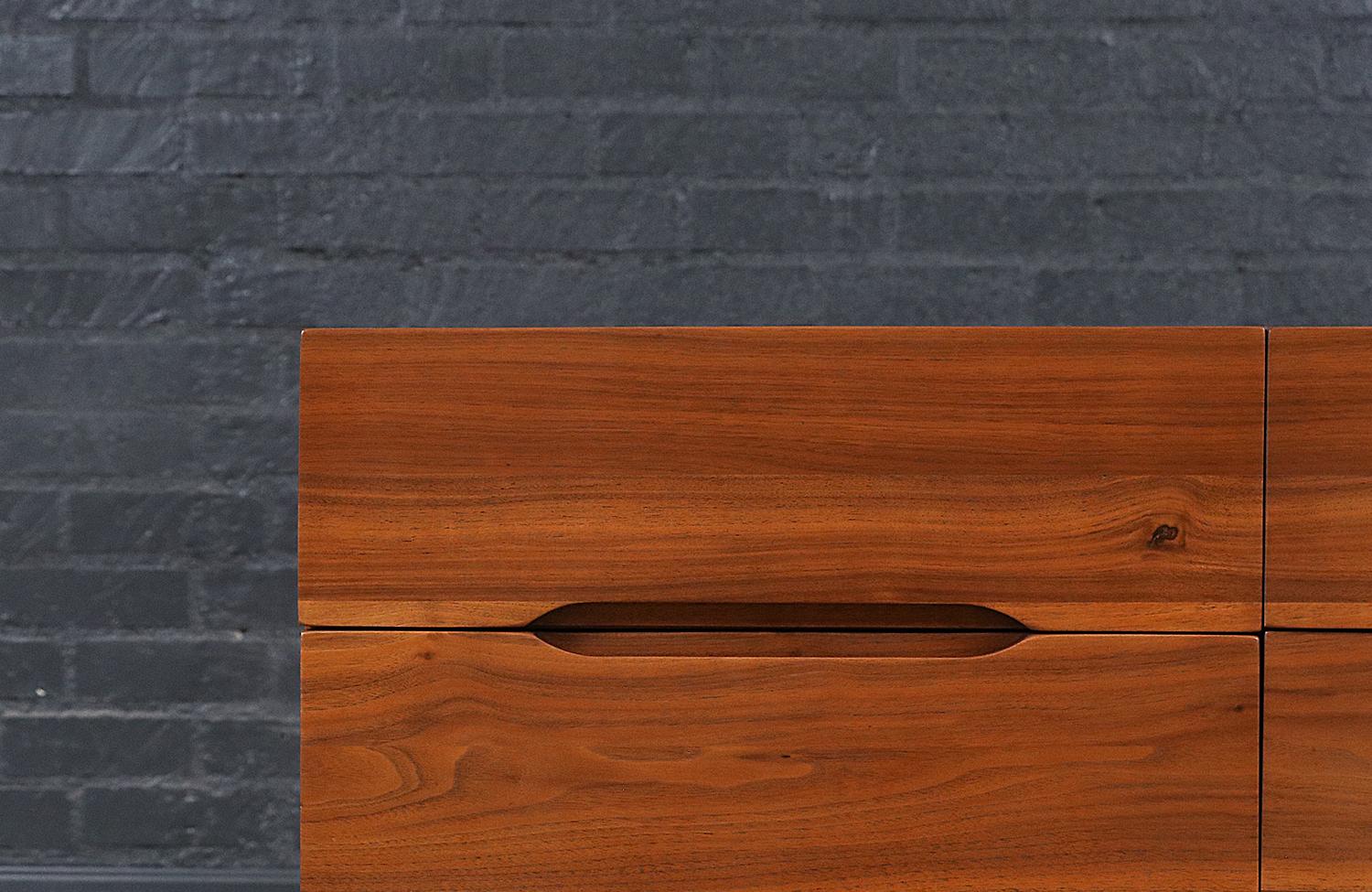 Expertly Restored - Mid-Century Californian Modernist Sculpted Walnut Dresser For Sale 2