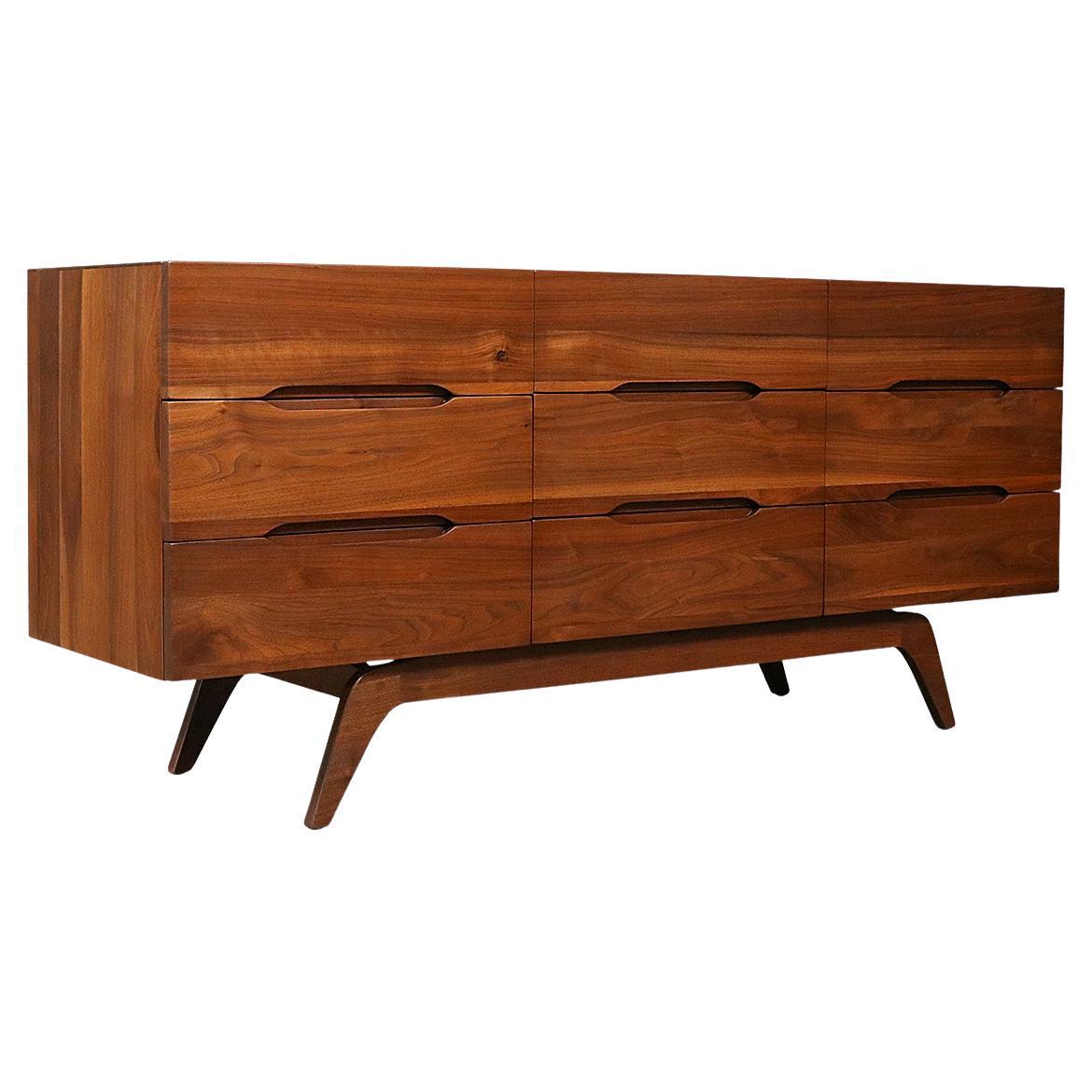 Expertly Restored - Mid-Century Californian Modernist Sculpted Walnut Dresser For Sale