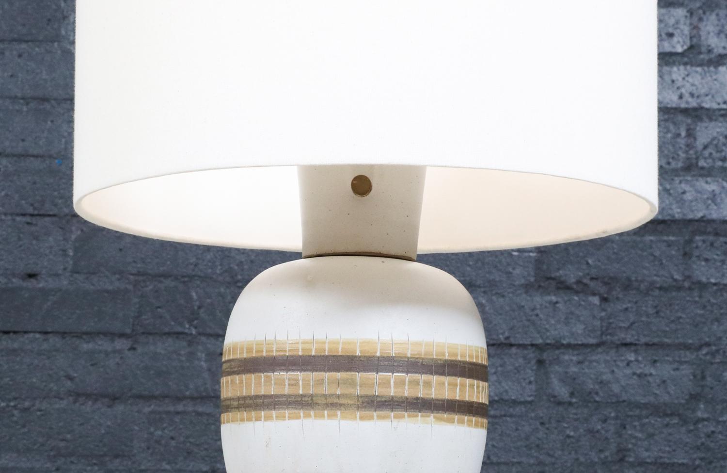 Fachmännisch restaurierte Keramik-Tischlampe aus der Mitte des Jahrhunderts von Jane & Gordon Martz im Zustand „Hervorragend“ im Angebot in Los Angeles, CA