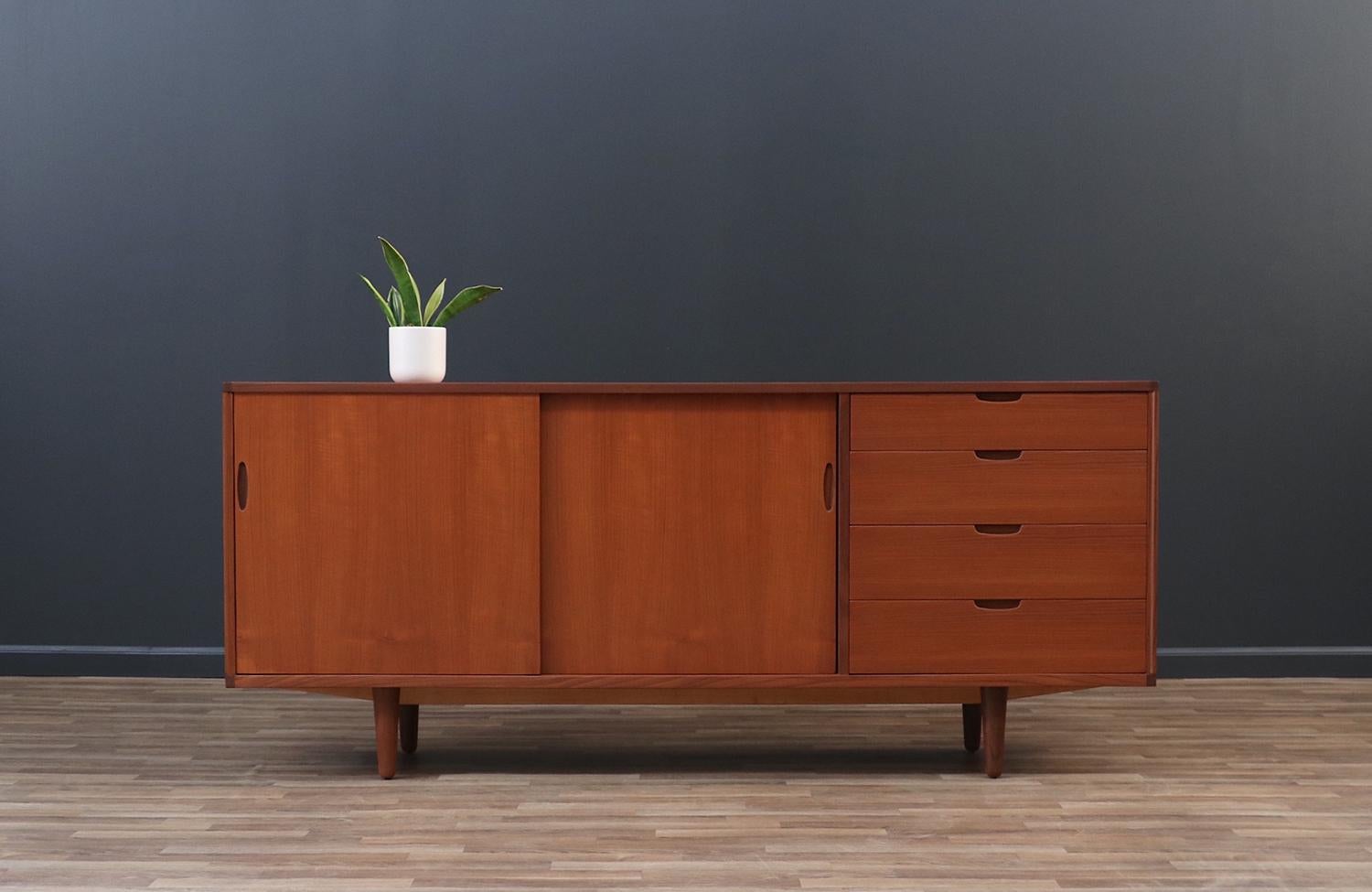 Expertly Restored - Mid-Century Danish Modern Teak Credenza w/ Sliding Doors In Excellent Condition For Sale In Los Angeles, CA